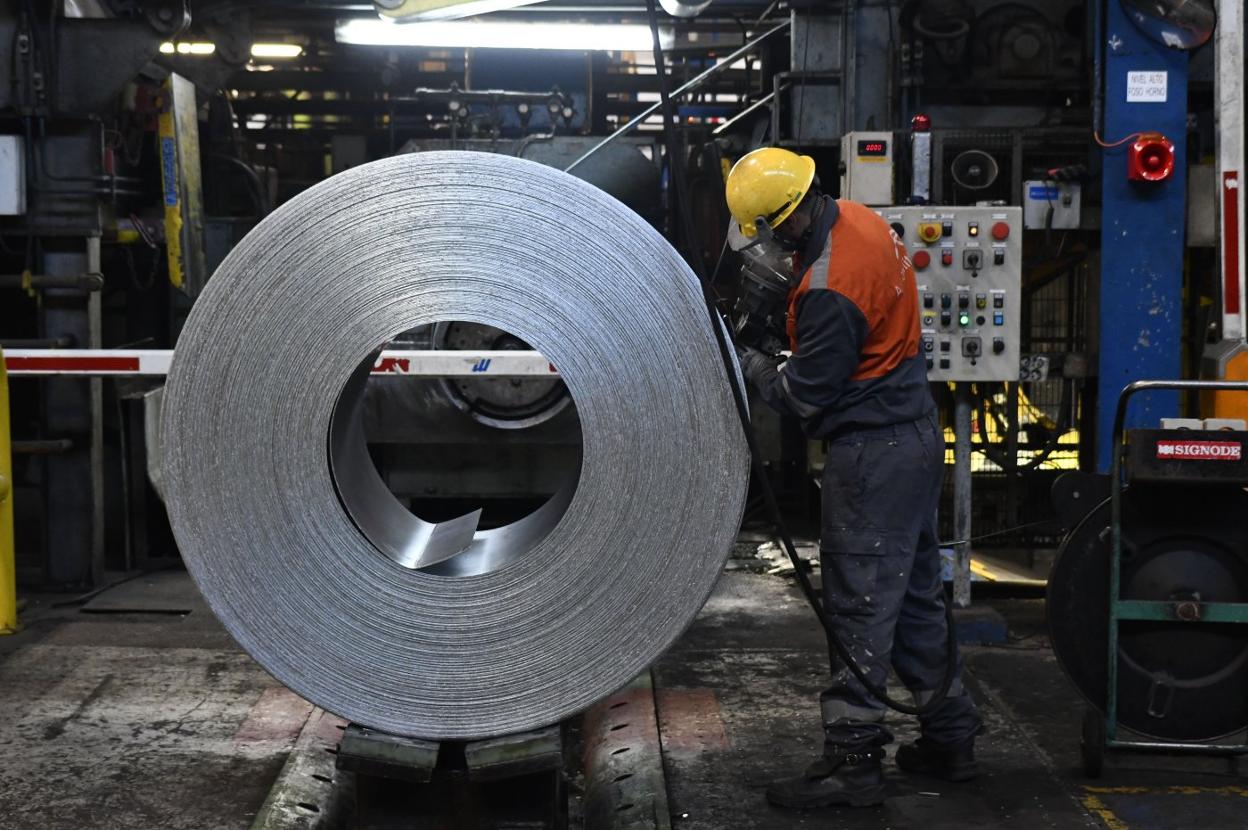 Un trabajador de Arcelor, en la línea de galvanizado 1. 