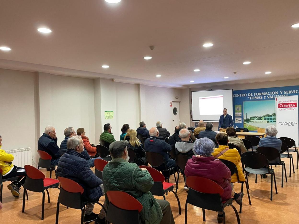 El alcalde, Iván Fernández, trasladó ayer a los vecinos el proyecto final que se hará entre los números 18 y 28. 