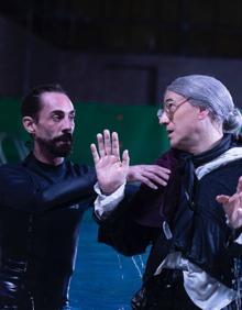 Imagen secundaria 2 - Arriba, José Mota como Putin y, debajo, Javier Gurruchaga. En la imagen de la derecha, Eduardo Andés ayuda a José Mota -como Venancia- en una escena rodada en el agua.