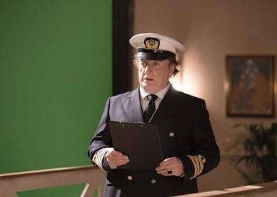 Imagen secundaria 1 - Arriba, José Mota como Putin y, debajo, Javier Gurruchaga. En la imagen de la derecha, Eduardo Andés ayuda a José Mota -como Venancia- en una escena rodada en el agua.