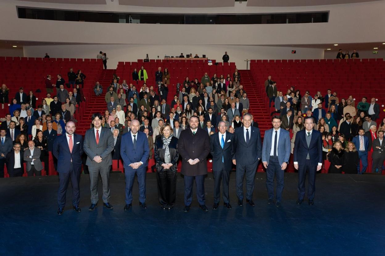 El presidente del Principado, Adrián Barbón, en el centro junto a la alcaldesa de Avilés, Mariví Monteserín, el presidente de Compromiso Asturias XXI Eduardo Sánchez Morrondo, y el resto de directivos y autoridades regionales que acudieron al acto, celebrado en el Niemeyer. 