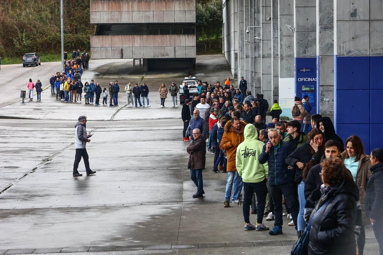 Colas de oviedistas, ayer, en el Carlos Tartiere.