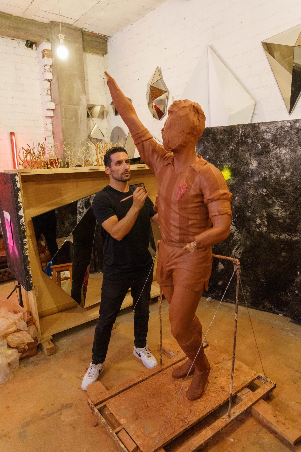 Carlos García, trabajando en el modelo de barro de la escultura. 