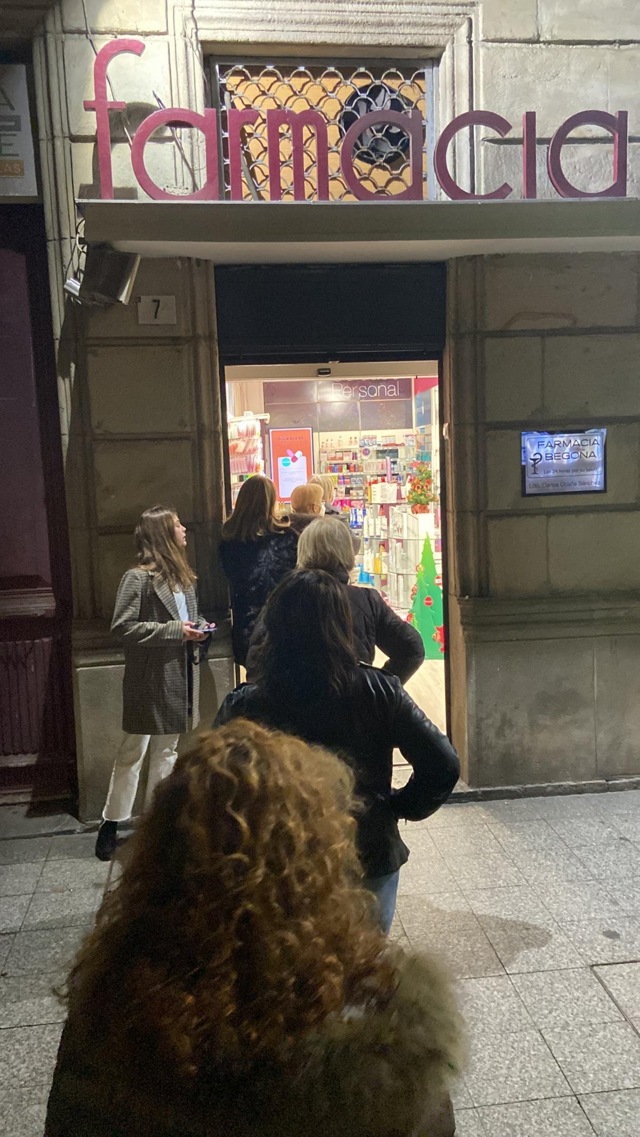 Colas en la farmacia Begoña, de Gijón, durante este fin de semana. 