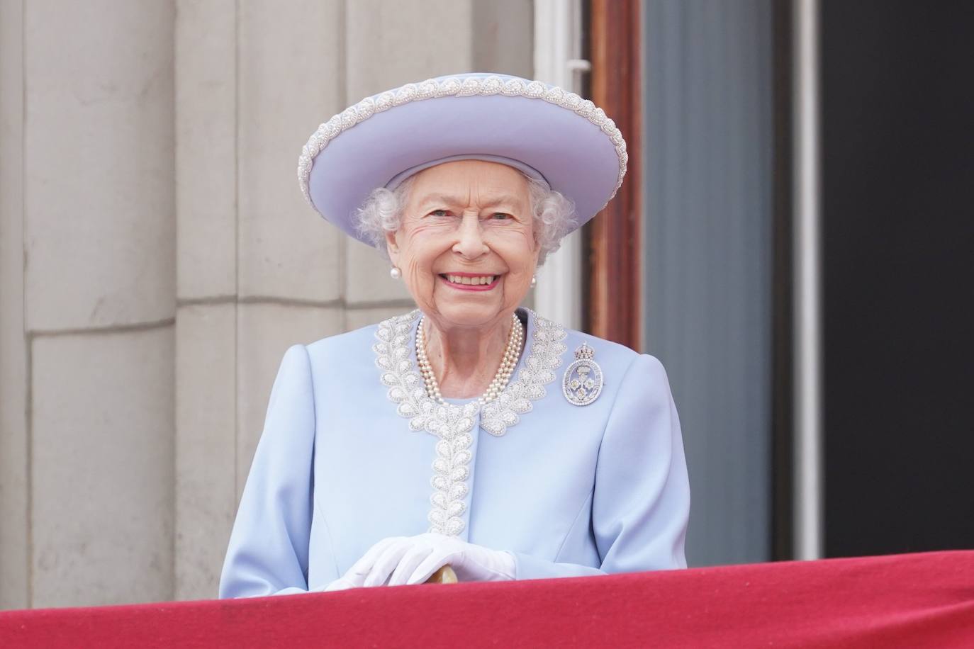 Isabel II del Reino Unido fue la anterior Reina de Inglaterra -madre del rey Carlos III- y una de las figuras políticas más importantes de los años cincuenta. Fue la monarca más longeva de la historia británica, superando a su tatarabuela, la reina Victoria. Ella vivió hasta los 91 años, su tataranieta falleció en 2022 a los 96 años.