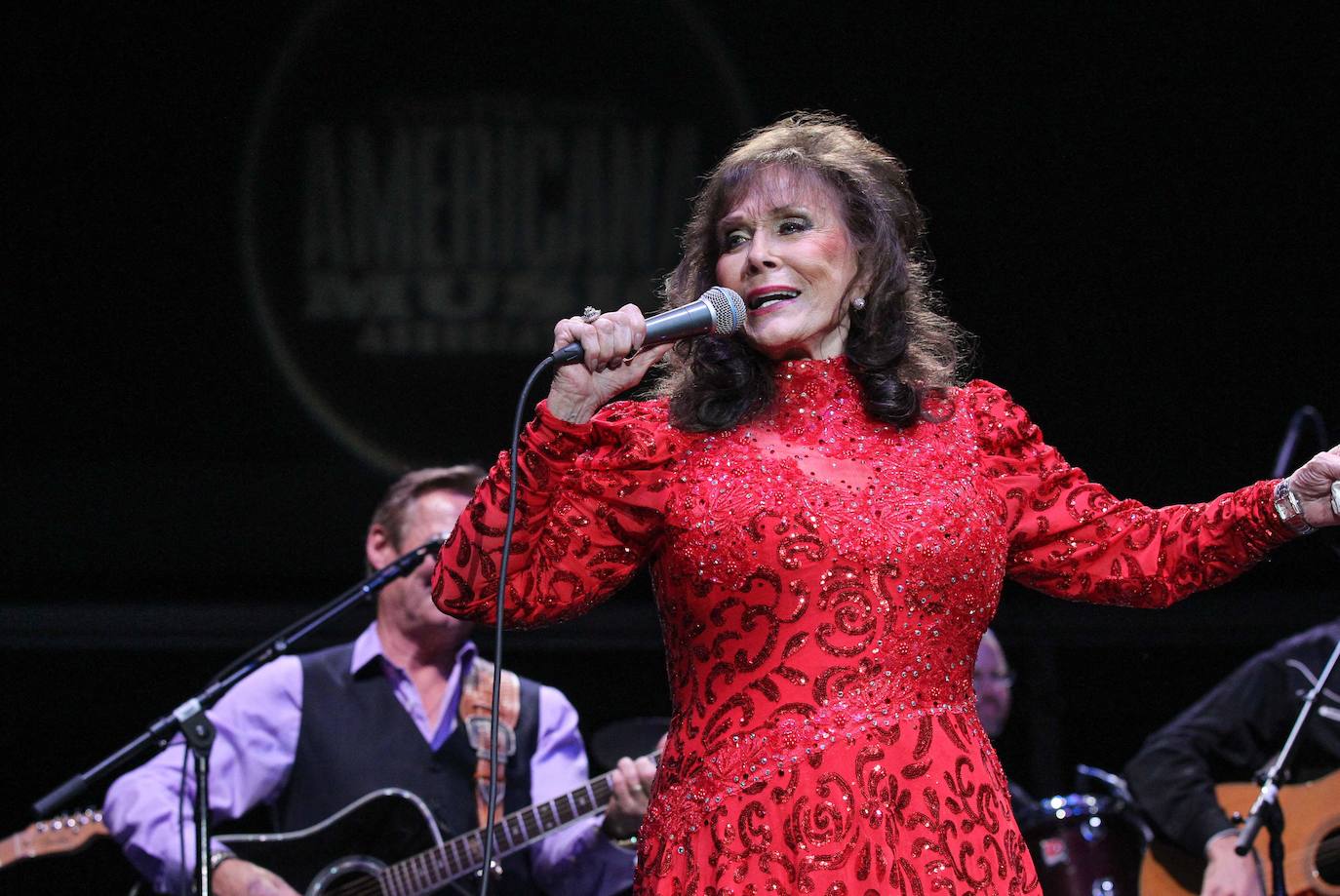 Cantante y compositora de música country, Loretta Lynn fue una de las primeras mujeres en llegar a lo más alto en los años sesenta y setenta, lo que la convirtió en un icono musical del género. Se la conoce por sus letras pioneras feministas, donde hablaba de los problemas de las mujeres en la época.