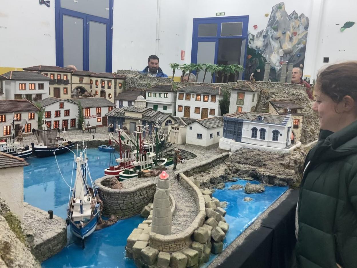 La maqueta reproduce los detalles de la villa de Luarca con gran precisión. 