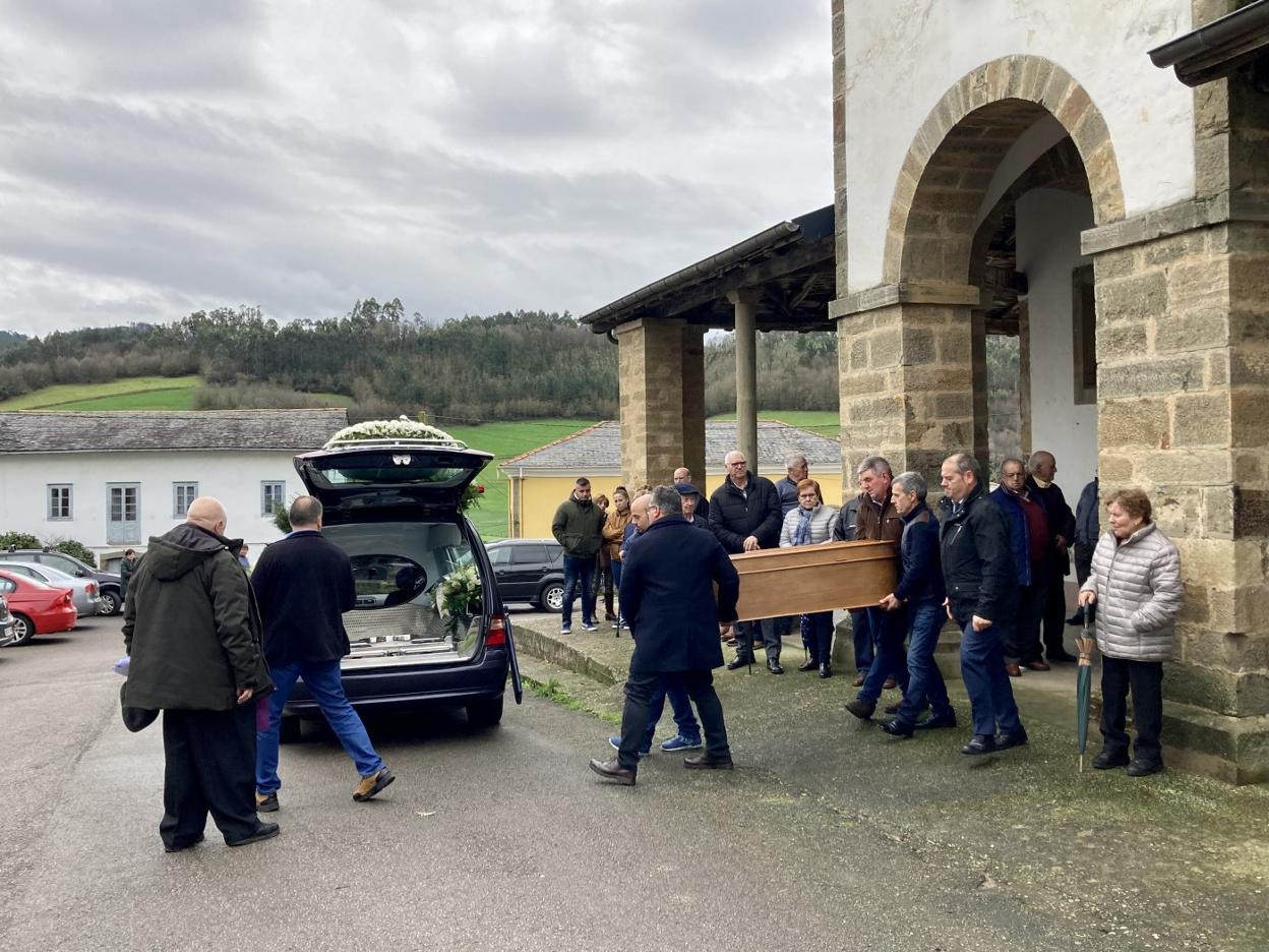 Decenas de vecinos asistieron al funeral en la iglesia de San Juan. 