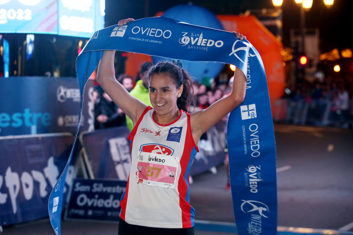 Fotos: Jaime Bueno y Mariam Benkert vencen en las calles de Oviedo