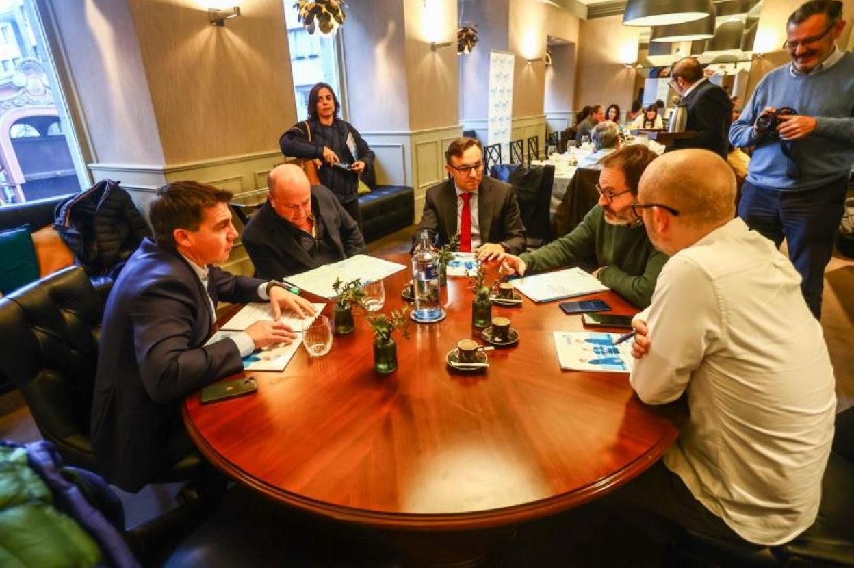 Miembros de Otea, con su presidente, José Luis Álvarez Almeida, a la izquierda, durante su reunión. 