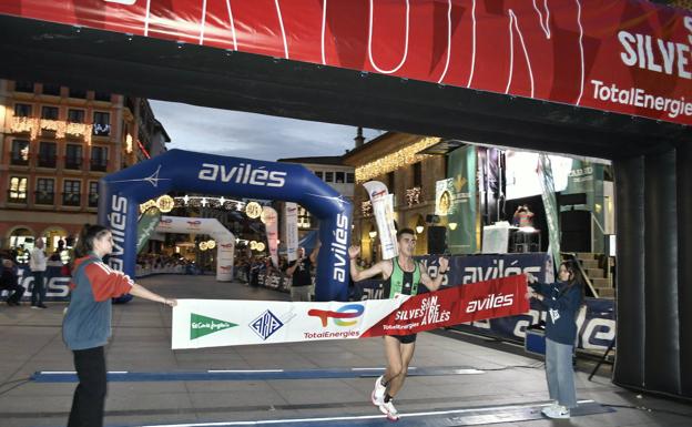 David Alfonso y Paula Herrero cumplen los pronósticos en la San Silvestre Avilés TotalEnergies