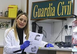 Icíar Álvarez Rodríguez, en el laboratorio de Criminalística de la Comandancia de Oviedo.