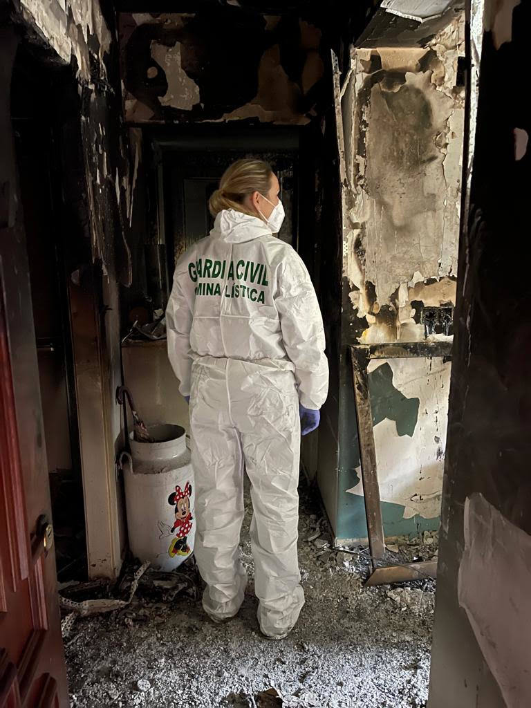 Icíar Álvarez en una casa incendiada en Oyanco (Mieres).