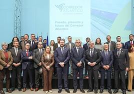 El presidente del Principado, Adrián Barbón, y el secretario de Estado, David Lucas, con los representantes empresariales y políticos de las once comunidades que asistieron a la cumbre organizada en La Laboral.