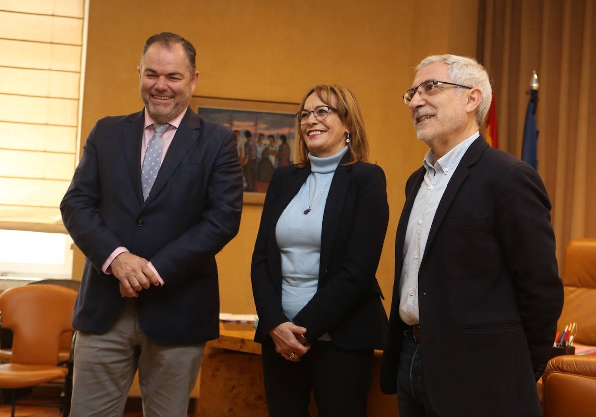 Carlos Paniceres, Ángela Vallina y Gaspar Llamazares.