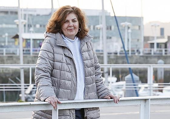 t Serbia. Gaga Kovacevic, en el puerto deportivo de Gijón. Sobre estas líneas, con su madre, su hija y su hijo en Belgrado.