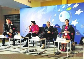 La alcaldesa (en el centro), durante la mesa redonda