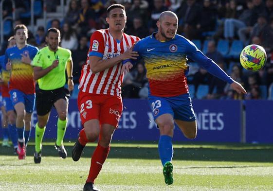 Djuka pugna por un balón dividido en el partido en Andorra.