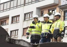 El aparejador municipal, Ángel Freire, el concejal de Infraestructuras Urbanas y el alcalde de Siero, ayer, en el tejado de la plaza cubierta.