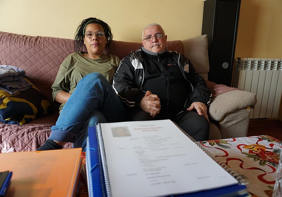 Rosana Pereira y Ángel Portilla en su casa de Poo, ante la documentación de todos estos años de proceso.