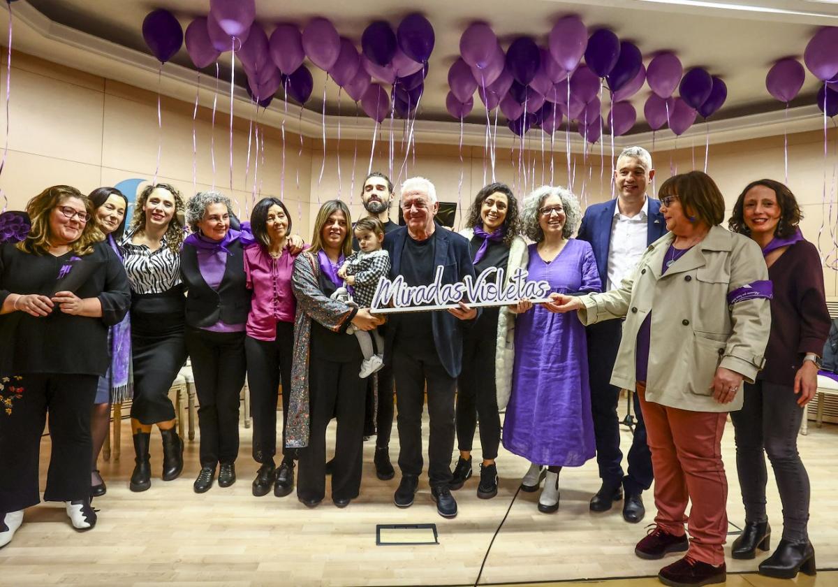 El cantante Víctor Manuel, junto a nueve de las trece homenajeadas y otras autoridades.