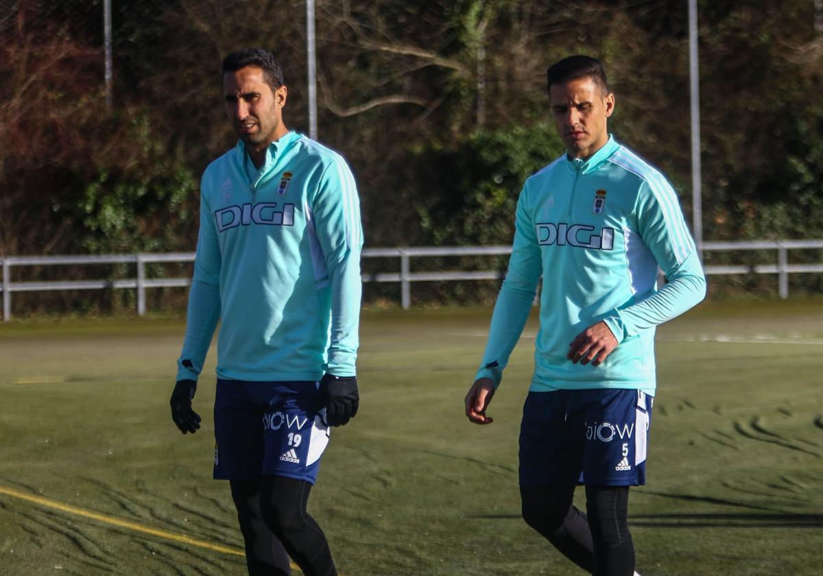 Luismi entra al campo de entrenamiento en las instalaciones de El Requexón.