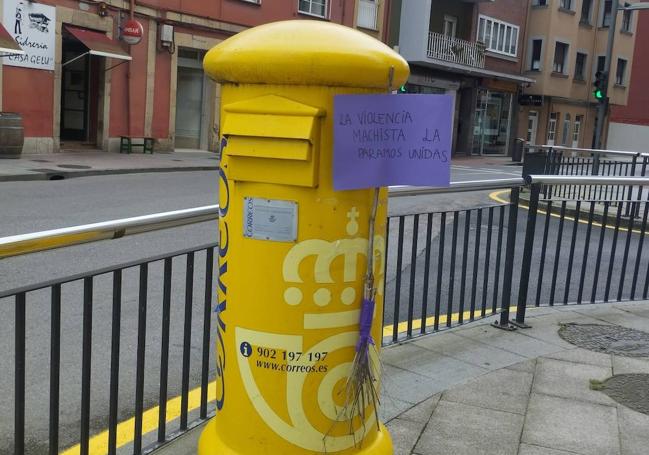 Escobas moradas en la calle Llanoponte de Avilés.