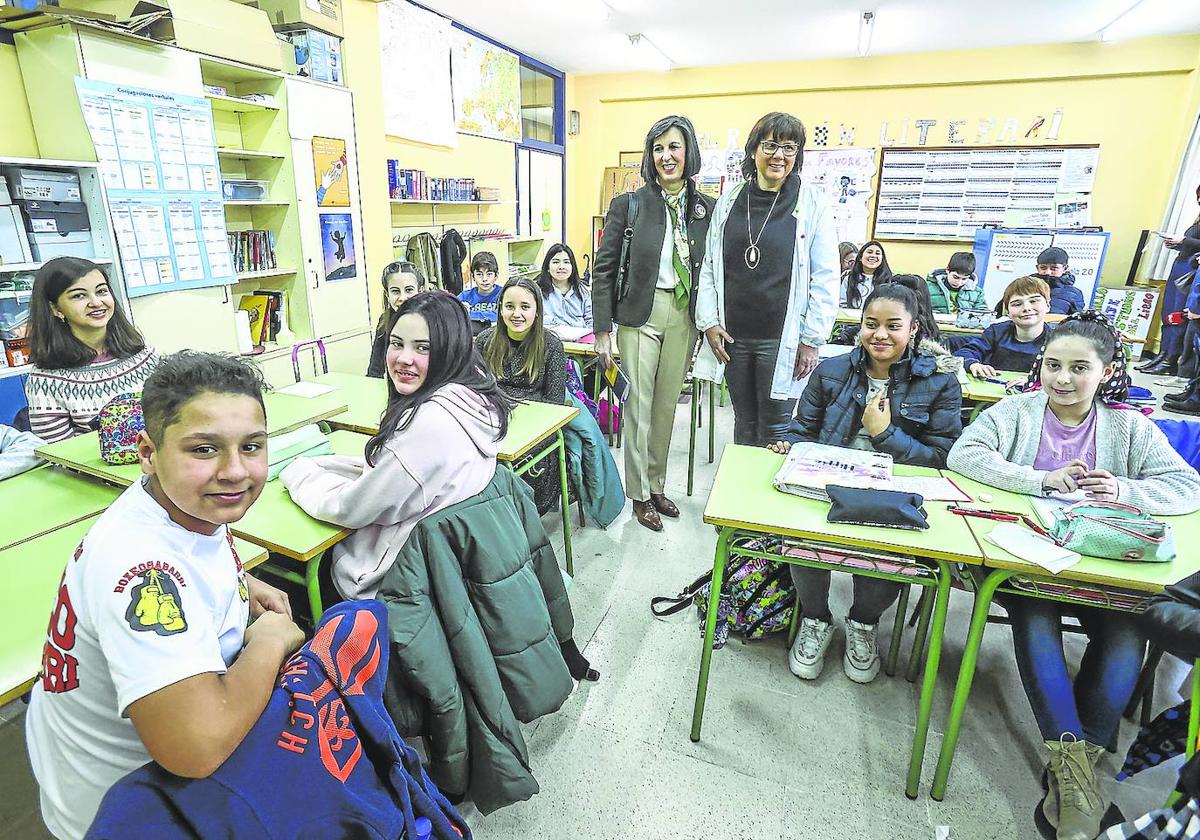 Nieves Requeñí e Inmaculada Arigita, ayer, con los alumnos del colegio de La Ería