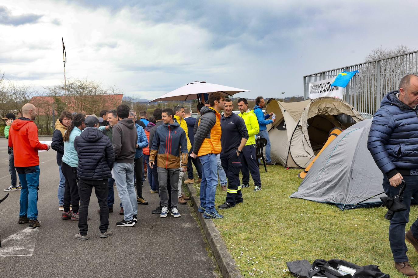 Los bomberos de Asturias acampan frente a la sede del Sepa