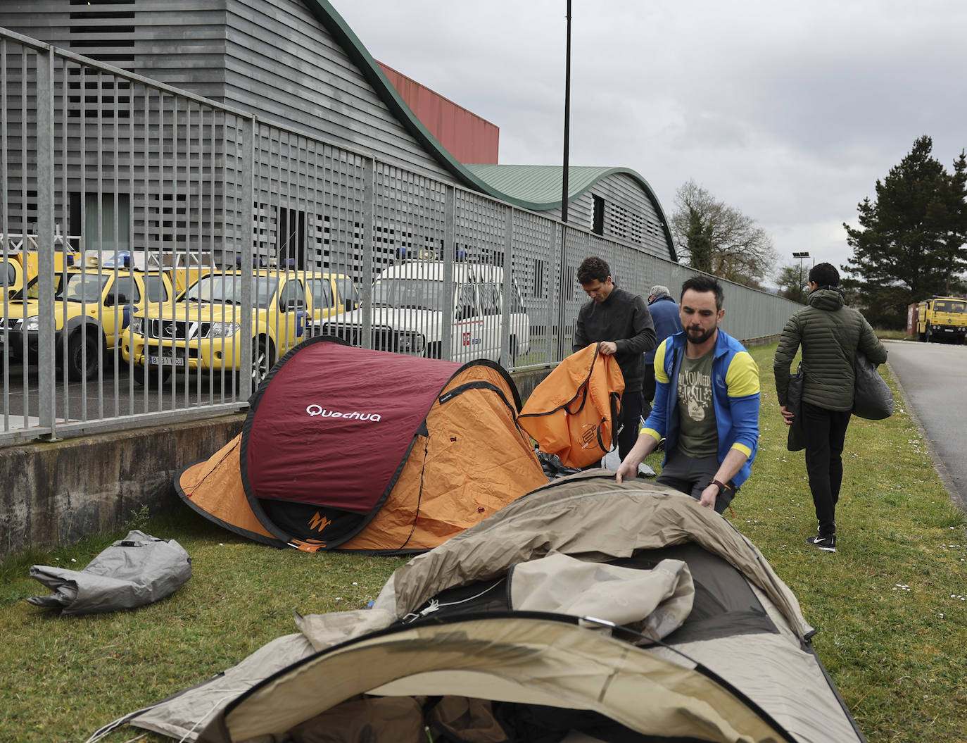 Los bomberos de Asturias acampan frente a la sede del Sepa