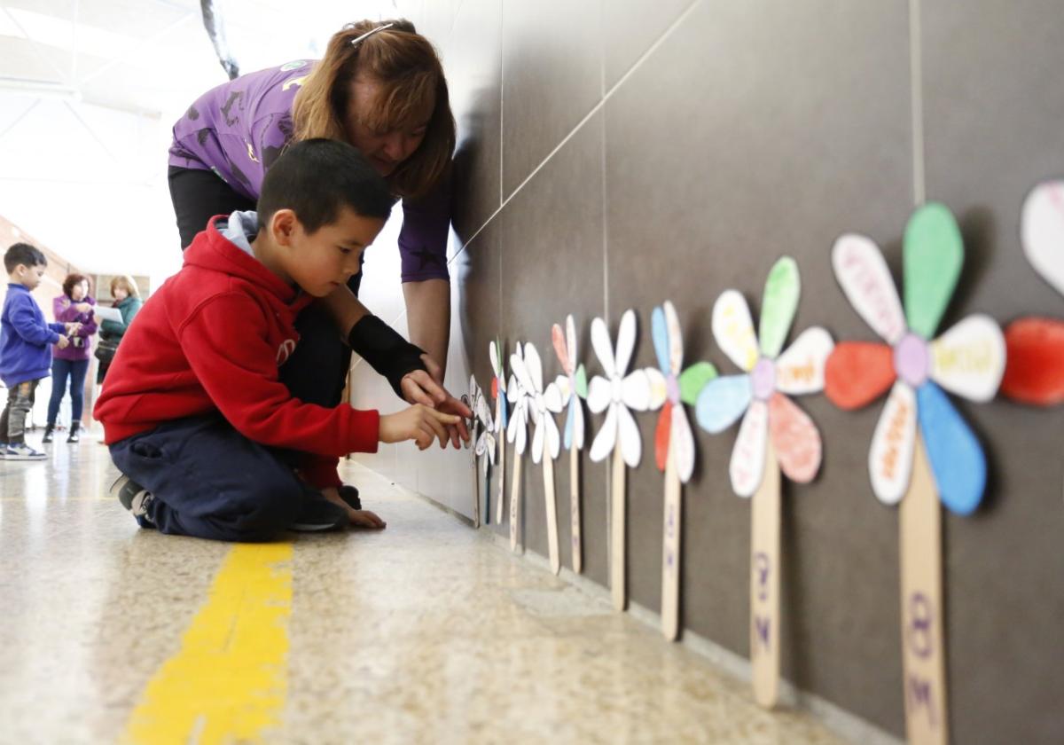 La Escuelona. Árboles y flores con nombre de mujer en el gimnasio del centro. Se habló de la energía femenina encarnada en las flores de la mimosa.