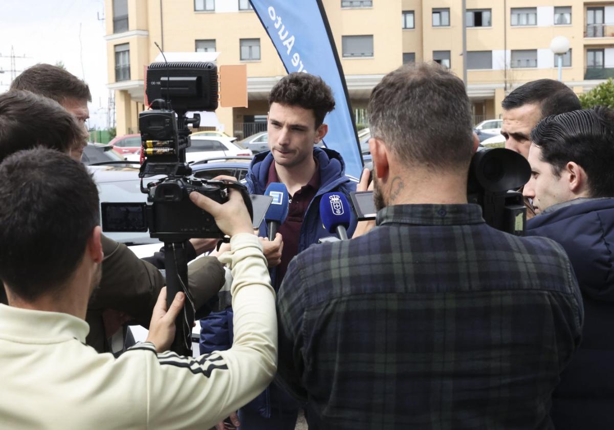 Borja Sánchez atiende a los medios de comunicación.