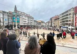 Villaviciosa. Se bailó la danza prima al ritmo marcado por Les Pandereteres L'Algara en la plaza de Huevo.