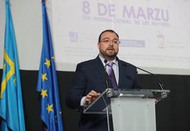 Adrián Barbón, durante su intervención en el acto institucional del 8M.