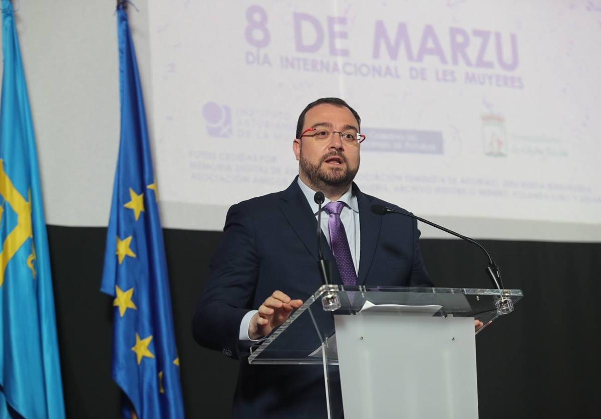 Adrián Barbón, durante su intervención en el acto institucional del 8M.