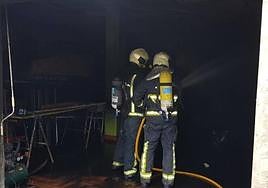 Incendio en una vivienda en Grado con dos personas de avanzada edad dentro