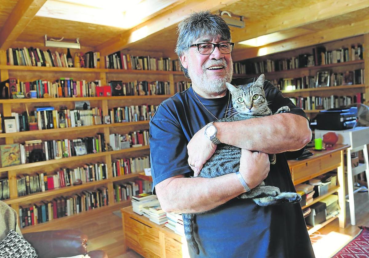 Luis Sepúlveda, en la biblioteca de su casa de Gijón, cuyo contenido será trasladado a Portugal.