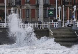 Fuerte oleaje en la playa de Gijón.