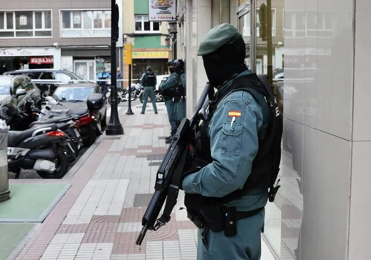Agentes de la Guardia Civil en el operativo desplegado la calle Celestino Junquera esta mañana.
