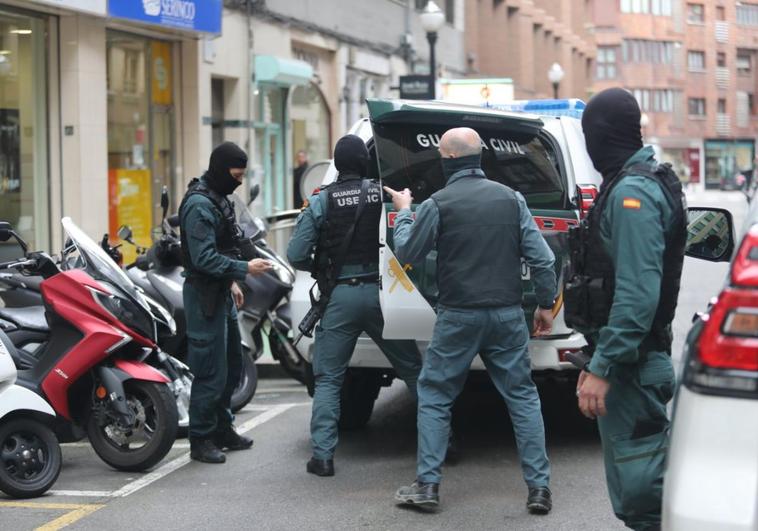 Agentes de la Unidad de Seguridad Ciudadana de la Guardia Civil a su llegada a la calle Celestino Junquera.