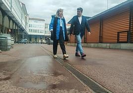 Esther Llamazares y Pedro de Rueda en la plaza Hermanos Orbón.