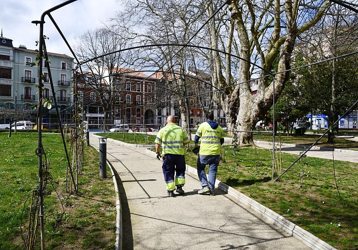 Dos trabajadores de la contrata, ayer en el parque de El Muelle, donde se iniciaron los trabajos de reparación.