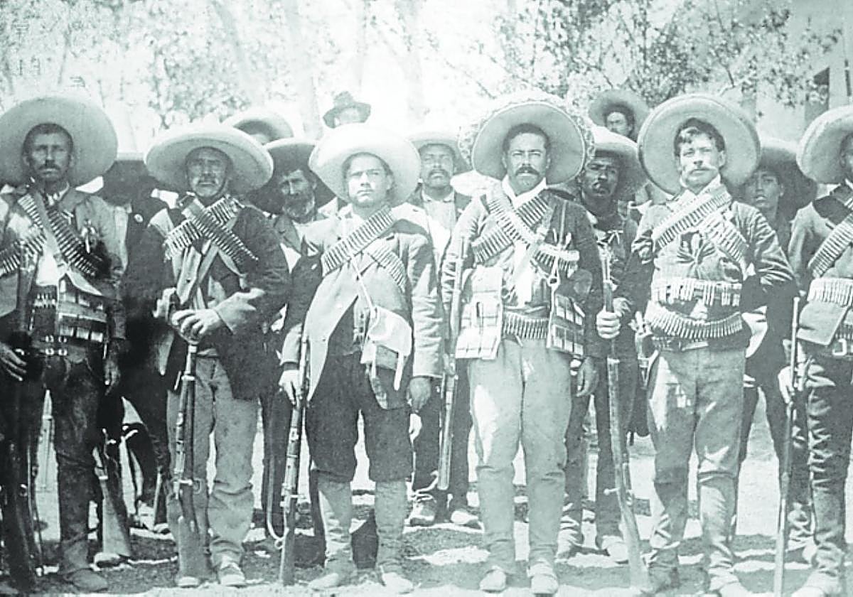 El teberganu Alfredo Álvarez, segundu pola derecha, con Pancho Villa, depués de la toma de Ciudad Juárez.