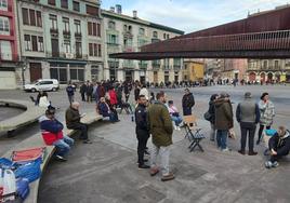 Unas trescientas personas hicieron cola durante varias noches en la plaza de Santiago López