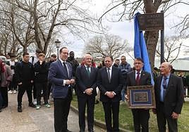 De izquierda a derecha, Mario Arias Navia, José Luis Sáenz de Santa María, Alfredo Canteli, Belarmino Posada (con la placa en la mano) y José Antonio Muñiz.