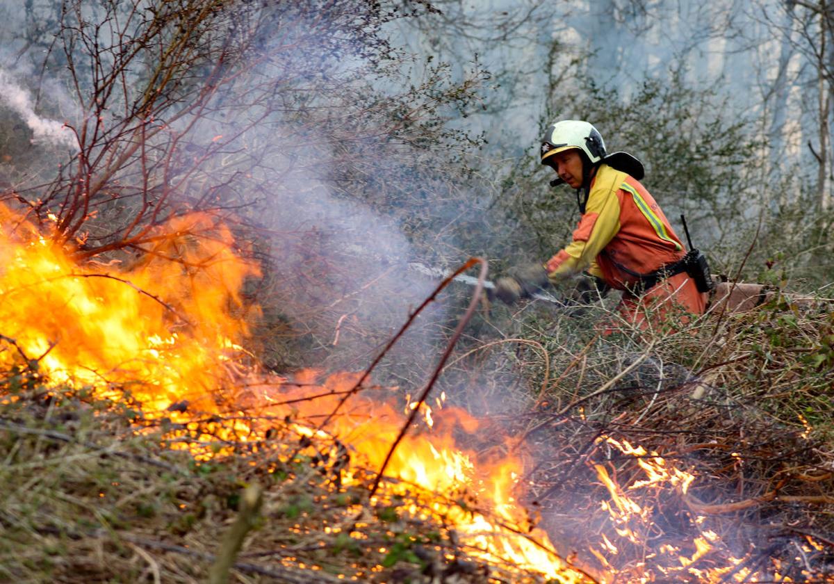 Lucha contra el fuego en Asturias