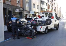 La grúa se lleva, por orden de la Policía Local, una motocicleta mal estacionada en la calle Ezcurdia, el pasado mes de octubre.