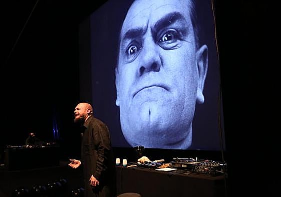 Niño de Elche cantó al cine mudo ayer en el Campoamor.