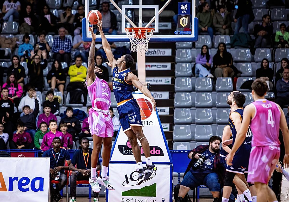 Clevon Brown, ante Amadou Sidibe, en el partido disputado anoche en el Pabellón Barris de Lérdida.