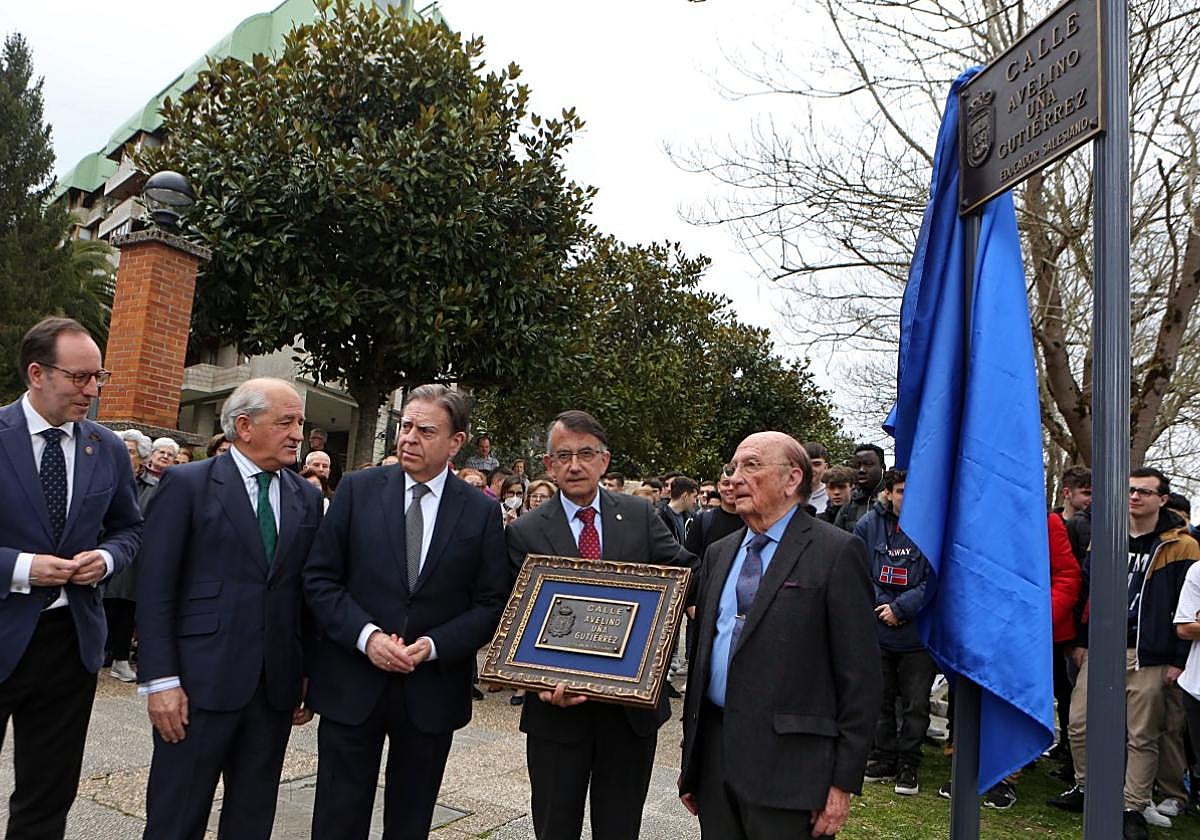 De izquierda a derecha, Mario Arias Navia, José Luis Sáenz de Santa María, Alfredo Canteli, Belarmino Posada (con la placa en la mano) y José Antonio Muñiz.
